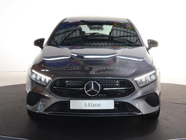 Mercedes-Benz A-KLASSE 180 Star Edition Luxury Line | Panoramaschuifdak | Nightpakket | Digitaal display | Achteruitrijcamera | Led-koplampen | Stoelverwarming |