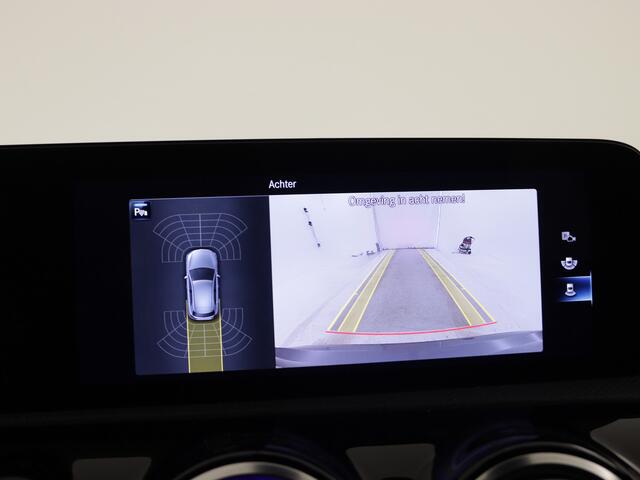 Mercedes-Benz A-KLASSE 180 AMG Line | Achteruitrijcamera | Nightpakket | Sfeerverlichting | Stoelverwarming | inclusief 24 maanden MB Certified garantie voor europa