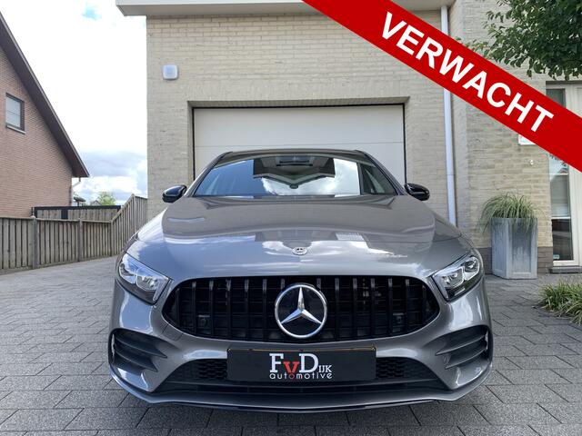 Mercedes-Benz A-KLASSE 180 AMG Aut Panoramadak Nightpakket Widescreen AmbientLight Keyless SportLeder Led Camera 19" Pdc
