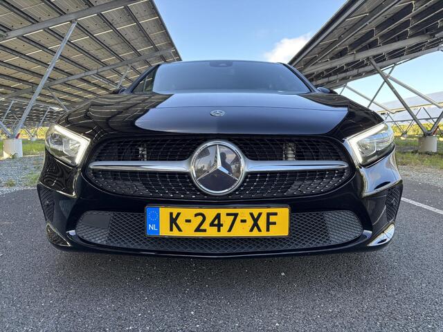 Mercedes-Benz A-KLASSE 200 | MBUX | Trekhaak | Stoelverwarming | Parkeercamera | Spiegelpakket |