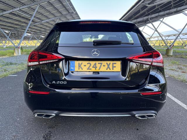 Mercedes-Benz A-KLASSE 200 | MBUX | Trekhaak | Stoelverwarming | Parkeercamera | Spiegelpakket |