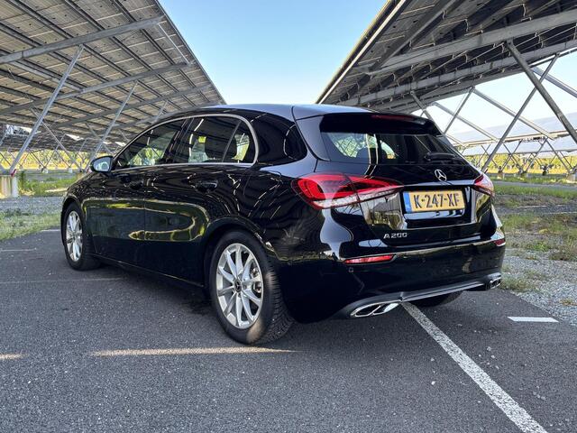 Mercedes-Benz A-KLASSE 200 | MBUX | Trekhaak | Stoelverwarming | Parkeercamera | Spiegelpakket |