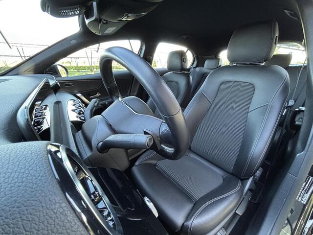 Mercedes-Benz A-KLASSE 200 | MBUX | Trekhaak | Stoelverwarming | Parkeercamera | Spiegelpakket |