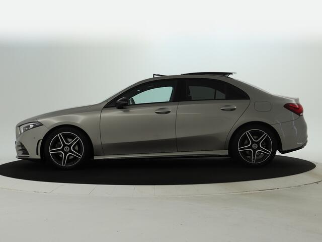 Mercedes-Benz A-KLASSE 200 AMG-line Limousine | Night Pakket | Panorama Schuif-Kanteldak | Trekhaak | Memory Seats | Sfeerverlichting | MultiBeam Led | Inclusief 24 maanden MB Certified garantie voor Europa.