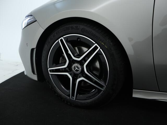 Mercedes-Benz A-KLASSE 200 AMG-line Limousine | Night Pakket | Panorama Schuif-Kanteldak | Trekhaak | Memory Seats | Sfeerverlichting | MultiBeam Led | Inclusief 24 maanden MB Certified garantie voor Europa.