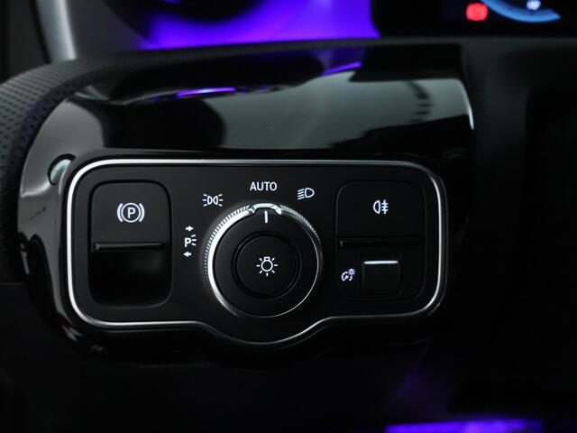 Mercedes-Benz A-KLASSE 200 AMG-line Limousine | Night Pakket | Panorama Schuif-Kanteldak | Trekhaak | Memory Seats | Sfeerverlichting | MultiBeam Led | Inclusief 24 maanden MB Certified garantie voor Europa.
