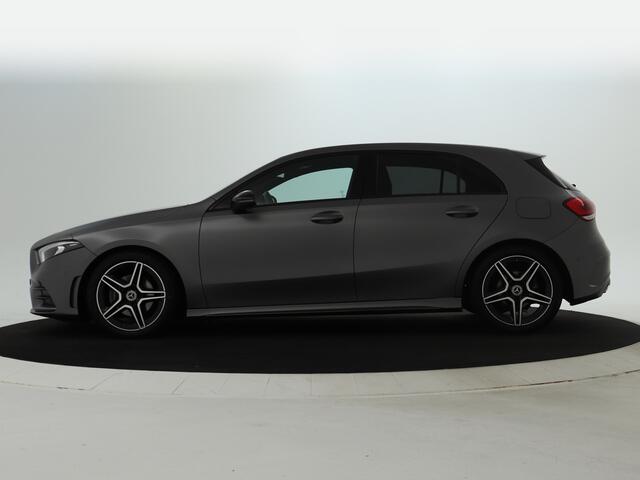 Mercedes-Benz A-KLASSE 180 AMG line Night Pakket | Sfeerverlichting | DAB | Parkeersensoren | Spiegelpakket | MBUX Navi | Inclusief 24 maanden MB Certified garantie voor Europa.