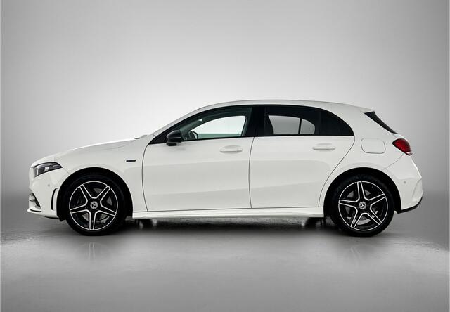 Mercedes-Benz A-KLASSE 250 e Business Solution AMG Limited 5 spaaks lichtmetalen velgen | Night pakket | MBUX wide screen | Navigatie | Parking support met camera achter | Inclusief 24 maanden MB Certified garantie voor Europa.