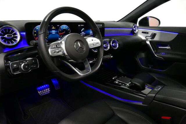 Mercedes-Benz A-KLASSE 200 AMG Line / A45 AMG Diffuser / Panamericana Grille / Panoramadak / A45 Dakspoiler / Elektr. verstelbare voorstoelen + memory / Multibeam LED Koplampen / Apple Carplay - Android Auto / Stoelverwarming / Ambienteverlichting / 19'' LMV / Night pakket / Do