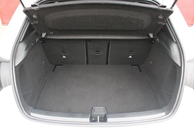 Mercedes-Benz A-KLASSE 180 136PK AUTOMAAT AMG LINE | STERRENHEMEL! | PANORAMISCH SCHUIF/KANTEL DAK | SFEER VERLICHTING | NAVIGATIE | ACHTERUITRIJ CAMERA | PARKEERSENSOREN VOOR EN ACHTER | HIGH PERFORMANCE LED KOPLAMPEN | STOEL VERWARMING | KEYLESS - GO | SPIEGEL PAKKET | NIGHT