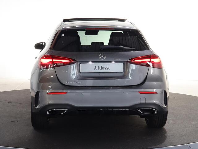 Mercedes-Benz A-KLASSE 250e Star Edition AMG Line | Panoramaschuifdak | Night | Stoelverwarming voor | Achteruitrijcamera | Interieur Bahia Bruin |