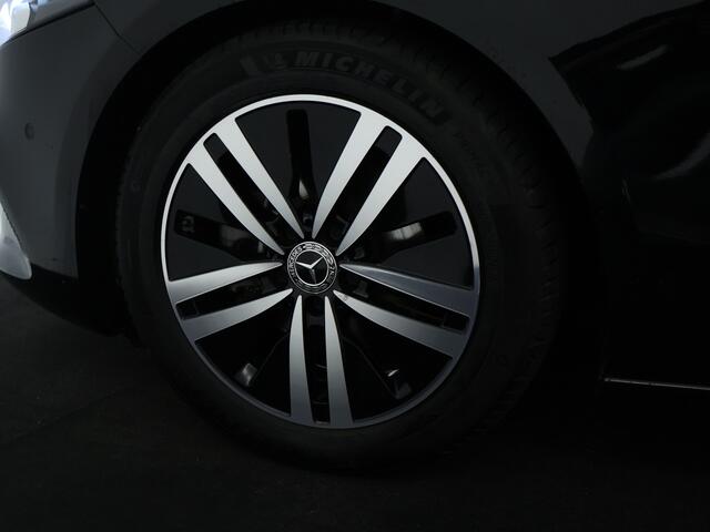 Mercedes-Benz A-KLASSE 180 Business Solution Luxury Sfeerverlichting | Trekhaak | Achteruitrijcamera. Inclusief 48 maanden MB Certified garantie voor Europa.