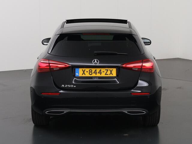 Mercedes-Benz A-KLASSE 250e Business Line | Panorama-schuifdak | Privacy Glass | Stoelverwarming | Achteruitrijcamera | DAB+ |
