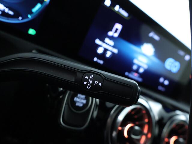 Mercedes-Benz A-KLASSE 250 e Sedan AMG Plug-In Hybride AMG Line | Night Pakket | Panorama Schuif-Kanteldak | 19 Inch AMG Velgen | Sfeerverlichting. Inclusief 24 maanden MB Certified garantie voor Europa.