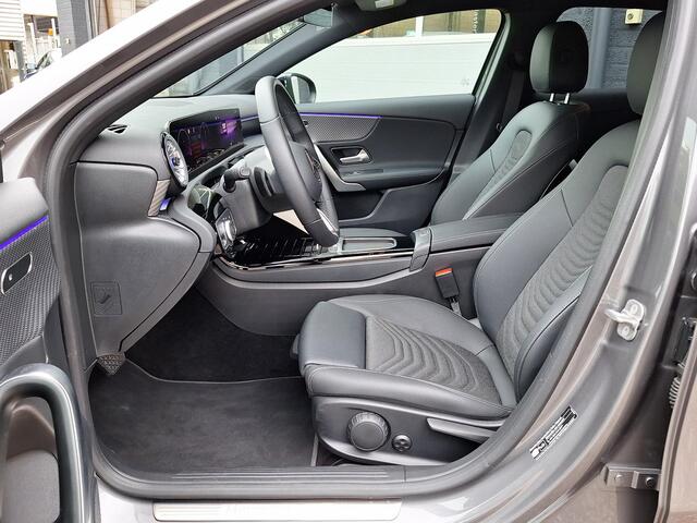 Mercedes-Benz A-KLASSE 180 Star Edition Luxury | Night Pakket | Achteruitrijcamera | Sfeerverlichting | Dodehoekassistent | Stoelverwarming | Parkeersensoren | Keyless-GO | Elektrisch Inklapbare Buitenspiegels