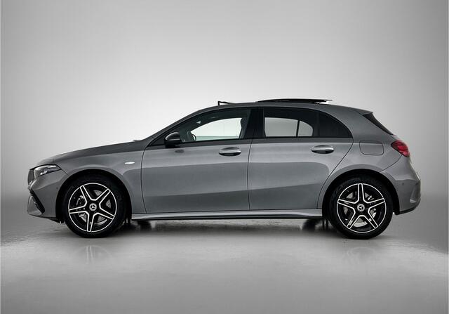 Mercedes-Benz A-KLASSE 250 e Business Solution AMG | Trekhaak | Nightpakket | Multibeam LED | Stoelverwarming voor | Panoramaschuifdak | Smartphone-integratie |
