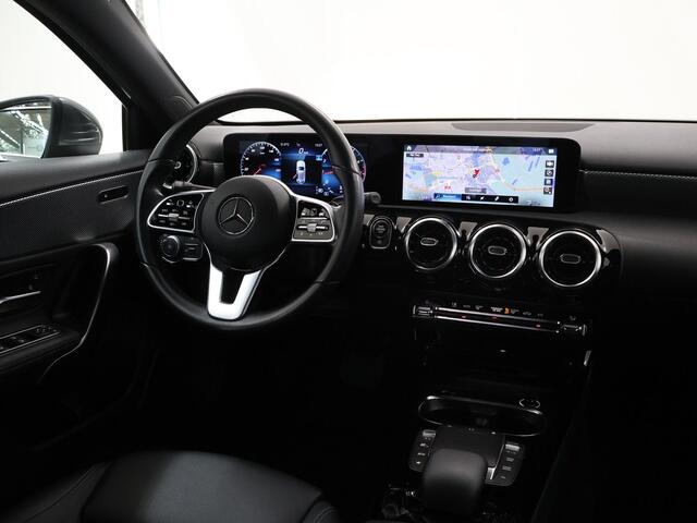 Mercedes-Benz A-KLASSE 180 Business Solution Luxury | Widescreen | Trekhaak | Stoelverwarming | Parkeersensoren |