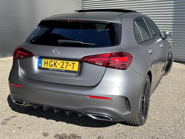 Mercedes-Benz A-KLASSE 180 Star Edition AMG | Matgrijs | Night Pakket | Panoramadak | MULTIBEAM LED Koplampen | Dodehoekassistent | Apple CarPlay | Android Auto | Sfeerverlichting | Stoelverwarming | Achteruitrijcamera | Elektrisch Inklapbare Buitenspiegels