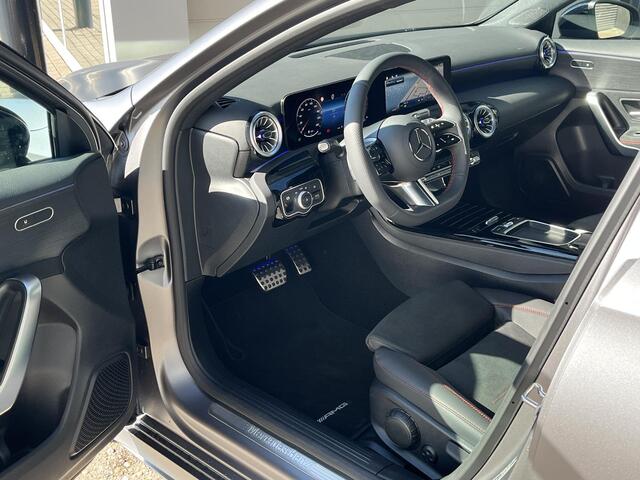 Mercedes-Benz A-KLASSE 180 Star Edition AMG | Matgrijs | Night Pakket | Panoramadak | MULTIBEAM LED Koplampen | Dodehoekassistent | Apple CarPlay | Android Auto | Sfeerverlichting | Stoelverwarming | Achteruitrijcamera | Elektrisch Inklapbare Buitenspiegels