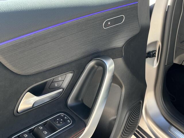 Mercedes-Benz A-KLASSE 180 Star Edition AMG | Matgrijs | Night Pakket | Panoramadak | MULTIBEAM LED Koplampen | Dodehoekassistent | Apple CarPlay | Android Auto | Sfeerverlichting | Stoelverwarming | Achteruitrijcamera | Elektrisch Inklapbare Buitenspiegels