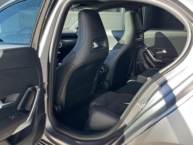 Mercedes-Benz A-KLASSE 180 Star Edition AMG | Matgrijs | Night Pakket | Panoramadak | MULTIBEAM LED Koplampen | Dodehoekassistent | Apple CarPlay | Android Auto | Sfeerverlichting | Stoelverwarming | Achteruitrijcamera | Elektrisch Inklapbare Buitenspiegels