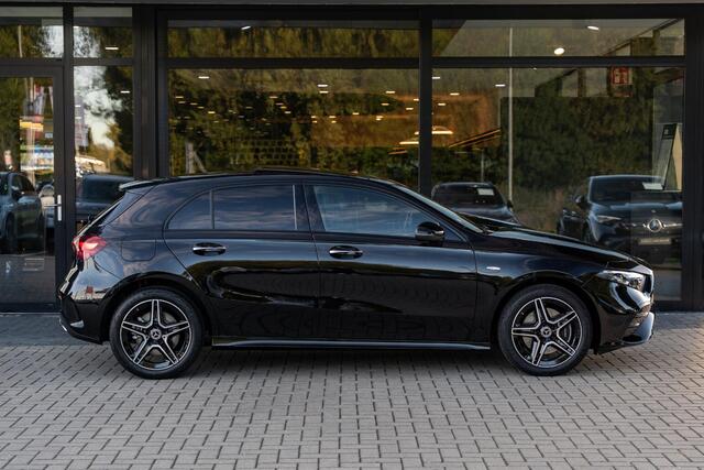 Mercedes-Benz A-KLASSE 250e Business Solution AMG | Panoramaschuifdak | Night pakket | Achteruitrijcamera | Stoelverwarming | MULTIBEAM LED |