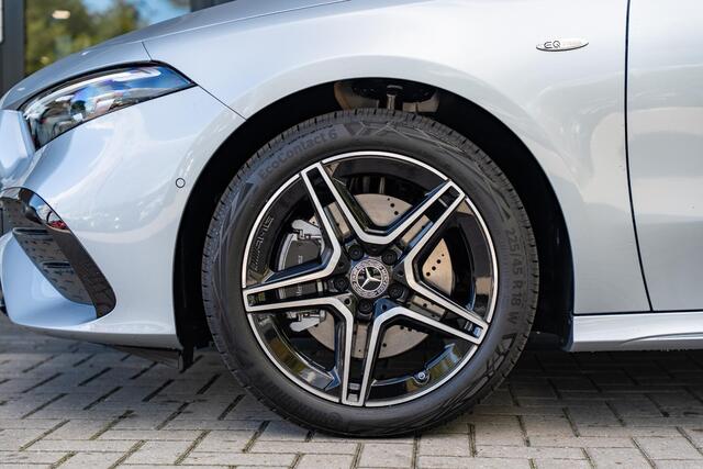 Mercedes-Benz A-KLASSE 250e Business Solution AMG | Panoramaschuifdak | Night pakket | Achteruitrijcamera | Stoelverwarming | MULTIBEAM LED |