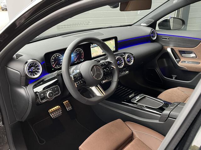 Mercedes-Benz A-KLASSE 200 AMG Line | Bruin Interieur | Night | Pano |
