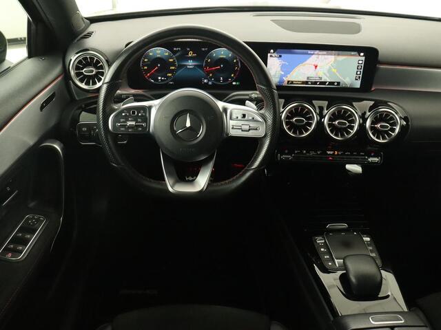 Mercedes-Benz A-KLASSE 180 Business Solution AMG | Panoramadak | Stoelverwarming | Leder/Alcantara | Camera | Navigatie | Widescreen | Designo Mountaingrijs Magno