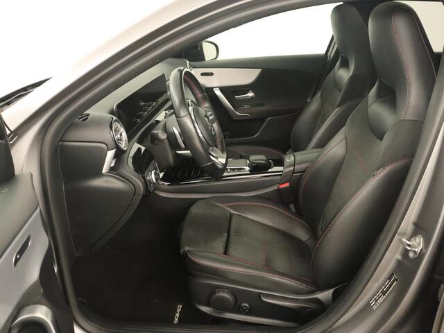 Mercedes-Benz A-KLASSE 180 Business Solution AMG | Panoramadak | Stoelverwarming | Leder/Alcantara | Camera | Navigatie | Widescreen | Designo Mountaingrijs Magno