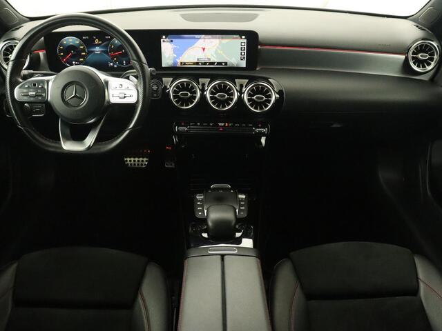 Mercedes-Benz A-KLASSE 180 Business Solution AMG | Panoramadak | Stoelverwarming | Leder/Alcantara | Camera | Navigatie | Widescreen | Designo Mountaingrijs Magno