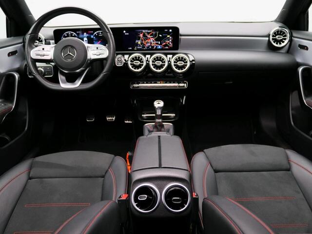 Mercedes-Benz A-KLASSE 160 AMG-line Handgeschakeld | Night Pakket | Panoramaschuifdak | Sfeerverlichting | Stoelverwarming | Parkeer pakket | Inclusief 24 maanden MB Certified garantie voor Europa.