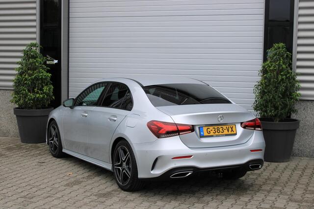 Mercedes-Benz A-KLASSE 180 AMG Camera | Sfeerverlichting | Night | Trekhaak | Augmented Reality | Stoelverwarming | LED | Widescreen