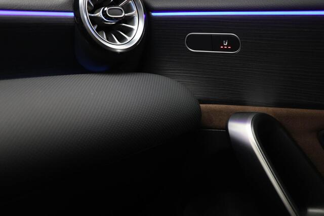Mercedes-Benz A-KLASSE 180 Star Edition AMG Line | MATRIX LED | PANORAMADAK | HALF LEDER