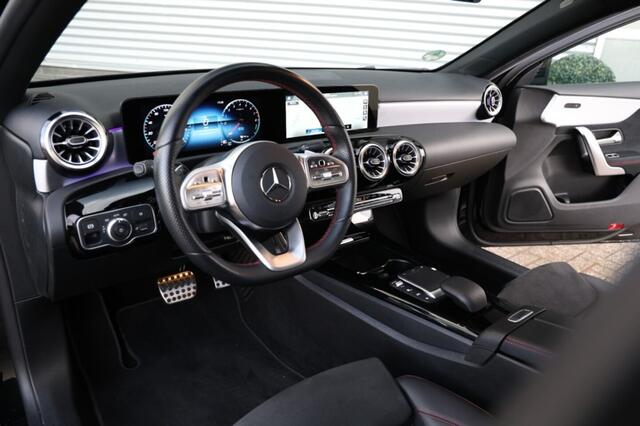 Mercedes-Benz A-KLASSE 250 e AMG Night Edition 218PK NAP|Sfeervl|Widescreen|Black Editon|Plug in
