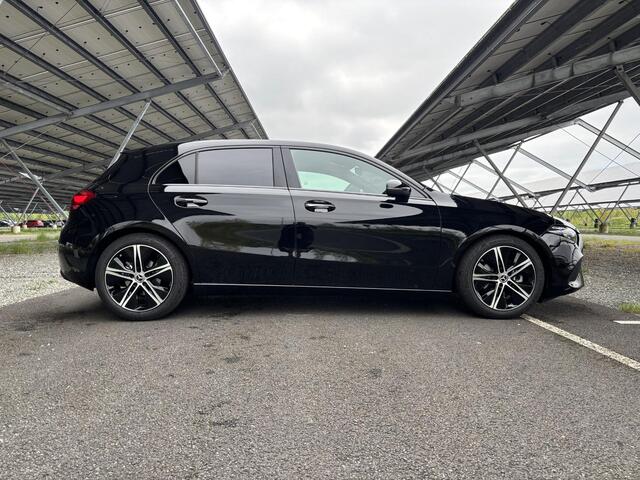 Mercedes-Benz A-KLASSE 180 Star Edition Luxury Line | Night | Distronic | Dodehoek assistent | Apple Carplay | Sfeerverlichting |