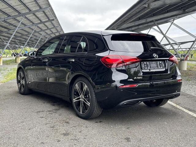 Mercedes-Benz A-KLASSE 180 Star Edition Luxury Line | Night | Distronic | Dodehoek assistent | Apple Carplay | Sfeerverlichting |
