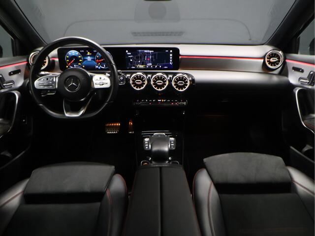 Mercedes-Benz A-KLASSE 200 AMG Sport [SFEER, SCHUIFKANTELDAK, CAMERA, PDC 360, MEMORY SEATS, STOELVERWARMING, CRUISE CONTROL, FLIPPERS, NAVIGATIE, NIEUWSTAAT]