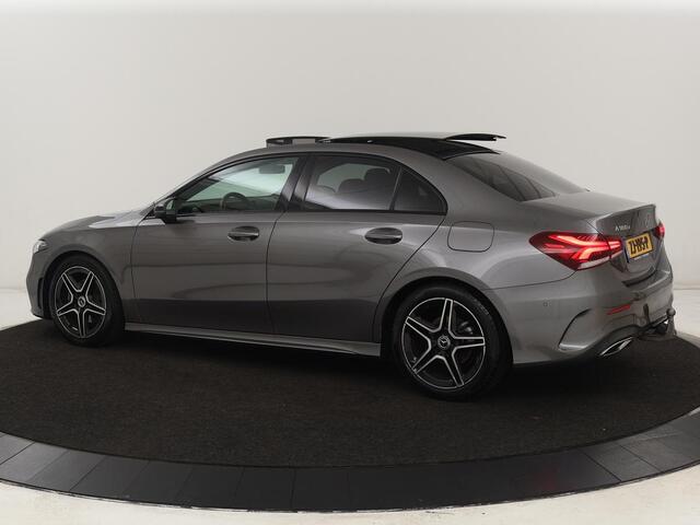 Mercedes-Benz A-KLASSE 180d AMG Night | Panoramadak | Trekhaak | Stoelverwarming | Camera | Widescreen | Navigatie | Full LED | Leder/Alcantara