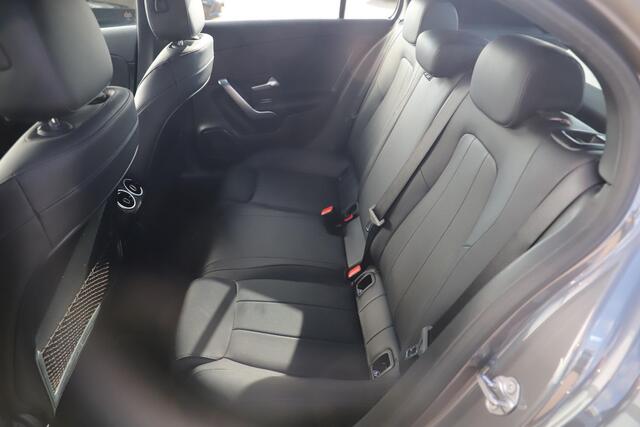 Mercedes-Benz A-KLASSE 160 Business Solution Luxury Lederen Sportstoelen Sfeerverlichting Widescreen 17 inch LMV Navigatie Carplay Achteruitrijcamera Full LED