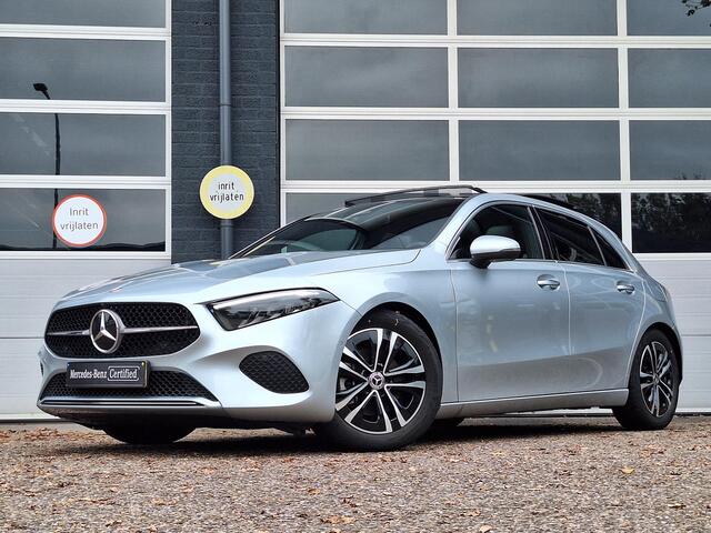 Mercedes-Benz A-KLASSE 180 Star Edition Luxury | Panoramadak | Trekhaak | Achteruitrijcamera | Dodehoekassistent | Donkergetint Glas Achter | Sfeerverlichting | Stoelverwarming | Keyless-GO | Parkeersensoren | Elektrisch Inklapbare Buitenspiegels