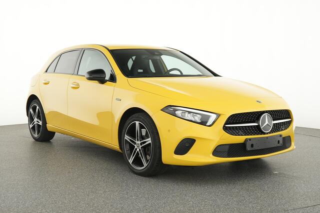 Mercedes-Benz A-KLASSE 250 e NIght Plug-In Hybride Nightpakket | Trekhaak | Achteruitrijcamera | Ledkoplampen | Stoelverwarming | Sfeerverlichting. Inclusief 24 maanden Mercedes-Benz Certified garantie voor Europa.