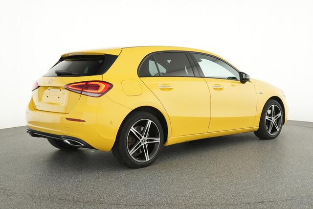 Mercedes-Benz A-KLASSE 250 e NIght Plug-In Hybride Nightpakket | Trekhaak | Achteruitrijcamera | Ledkoplampen | Stoelverwarming | Sfeerverlichting. Inclusief 24 maanden Mercedes-Benz Certified garantie voor Europa.