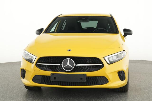 Mercedes-Benz A-KLASSE 250 e NIght Plug-In Hybride Nightpakket | Trekhaak | Achteruitrijcamera | Ledkoplampen | Stoelverwarming | Sfeerverlichting. Inclusief 24 maanden Mercedes-Benz Certified garantie voor Europa.