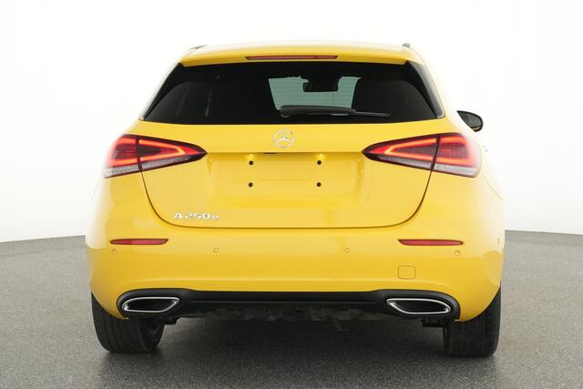 Mercedes-Benz A-KLASSE 250 e NIght Plug-In Hybride Nightpakket | Trekhaak | Achteruitrijcamera | Ledkoplampen | Stoelverwarming | Sfeerverlichting. Inclusief 24 maanden Mercedes-Benz Certified garantie voor Europa.