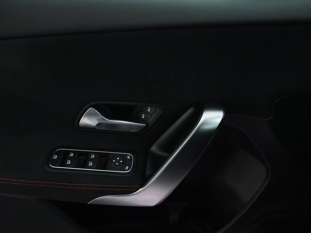 Mercedes-Benz A-KLASSE 160 Business Solution AMG | Parkeerpakket met Camera | Cruise Controle | LED Verlichting | Navigatie | Inclusief 24 maanden Mercedes-Benz Certified garantie voor Europa.