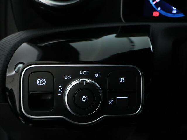 Mercedes-Benz A-KLASSE 160 Business Solution AMG | Parkeerpakket met Camera | Cruise Controle | LED Verlichting | Navigatie | Inclusief 24 maanden Mercedes-Benz Certified garantie voor Europa.