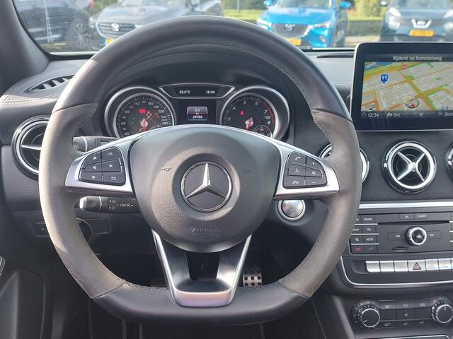 Mercedes-Benz A-KLASSE 180 122pk AMG Sport Edition | Origineel NL | Navi | Cruise | Led Koplampen | Panorama Schuifdak | Leder+Alcantara | Bluetooth Carkit+Streaming | Licht+Regensensor | Privacy Glass | 18''lm