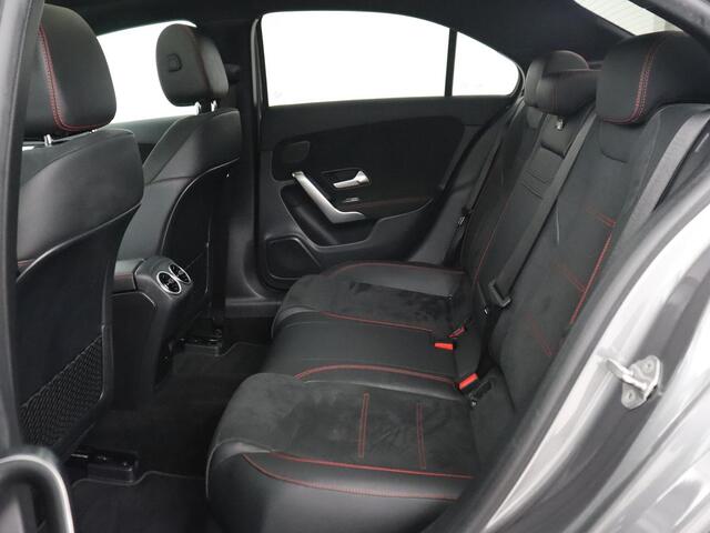 Mercedes-Benz A-KLASSE 180 AMG | Panoramadak | Matrix LED | Sfeerverlichting | Keyless | Camera | Carplay | Leder/Alcantara | Memory | Keyless | Widescreen |