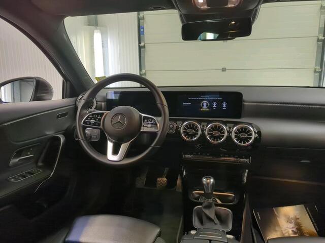 Mercedes-Benz A-KLASSE 160 Business Solution Luxury Navigatie Apple Carplay/Android Auto Camera Parkeersensoren Cruise Control Stoelverwarming Virtual Cockpit Lichtmetalen velgen Climate Control